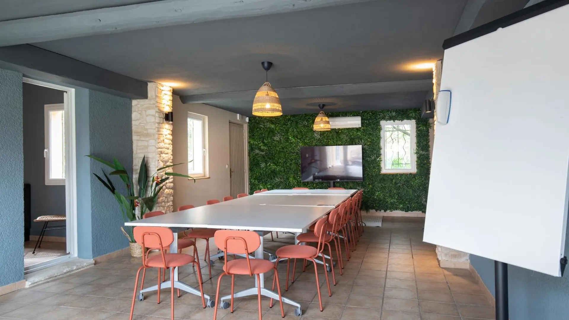 Hotel La Perna Pernes-les-Fontaines 3*,